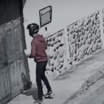 En un vídeo quedó registrado cómo un hombre deja un panfleto en una vivienda en Cuenca. Foto captura