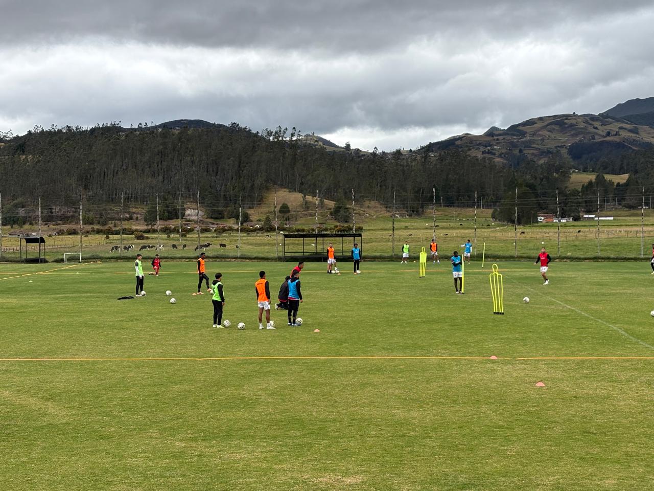 Jugadores del Deportivo Cuenca durante entrenamiento. Foto: El Mercurio