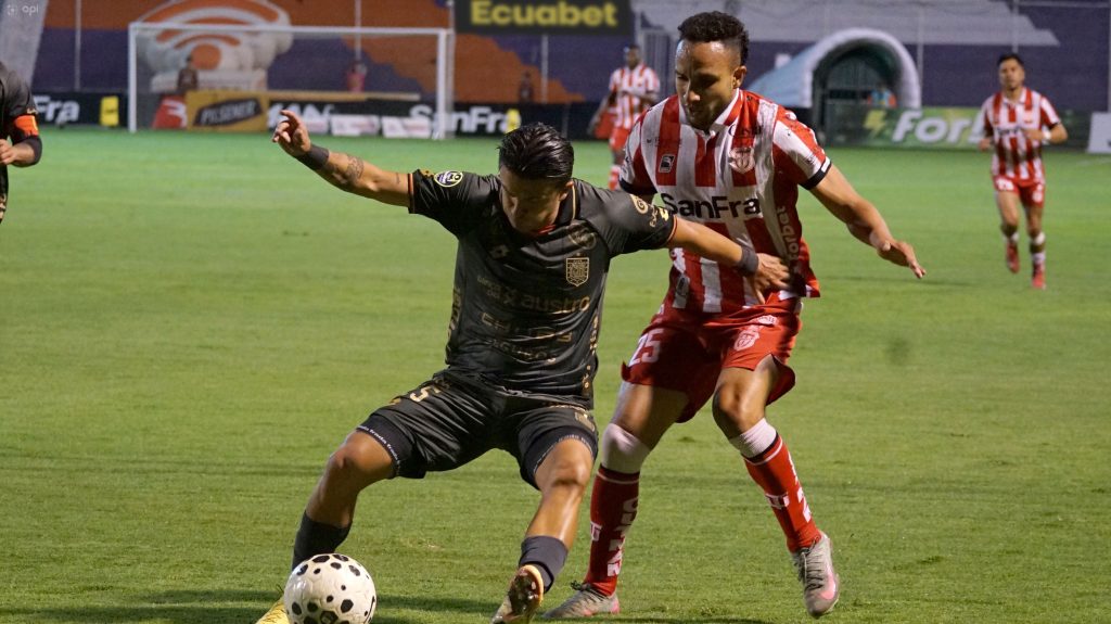 Andrés López disputa balón con Bagner Delgado. Foto: API