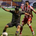 Andrés López disputa balón con Bagner Delgado. Foto: API