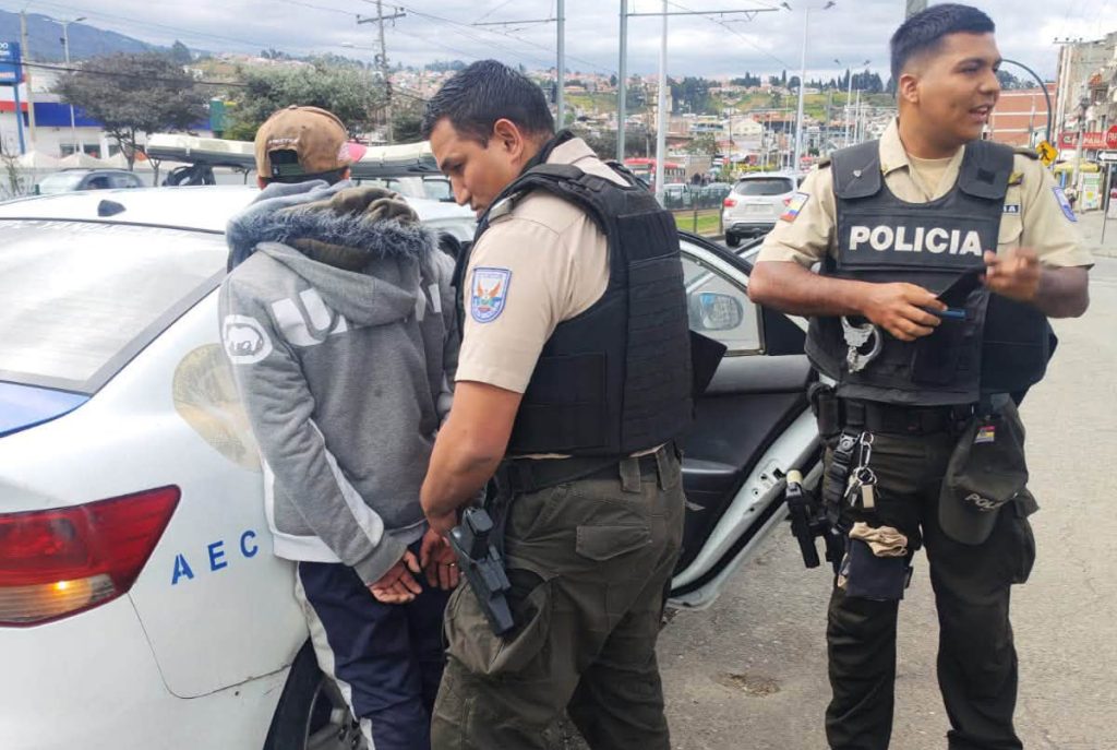Un fue retenido por los agentes de control municipal y es investigado por el presunto robo de una cartera a una mujer en la Feria Libre de Cuenca. /Cortesía