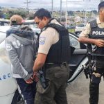 Un fue retenido por los agentes de control municipal y es investigado por el presunto robo de una cartera a una mujer en la Feria Libre de Cuenca. /Cortesía