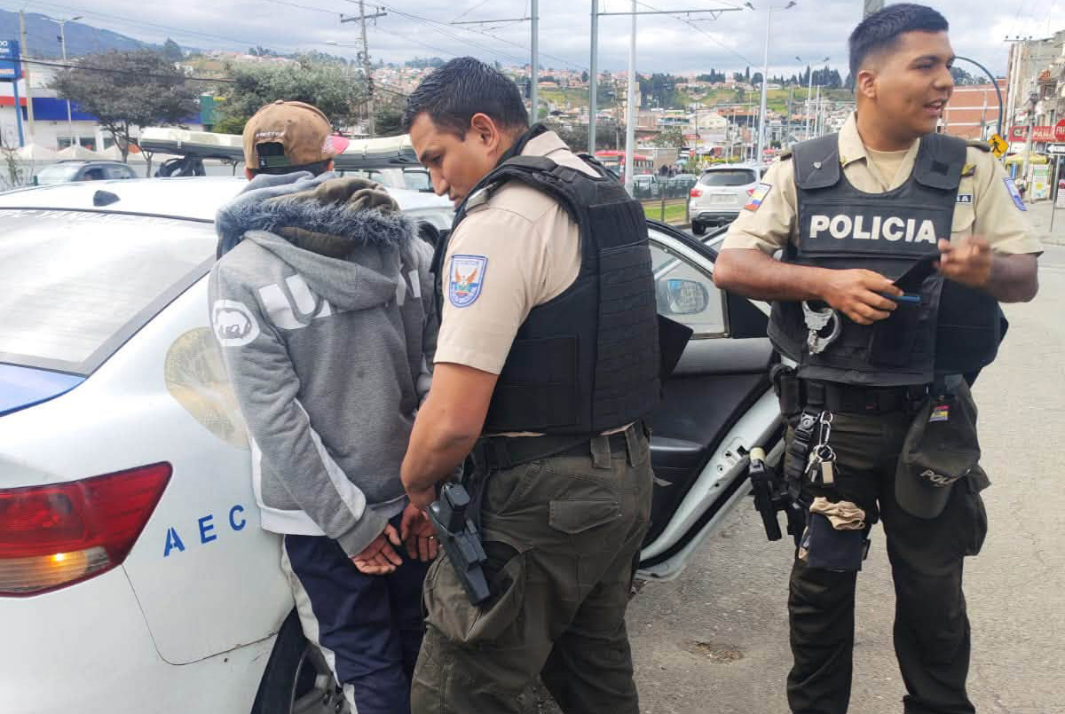 Un fue retenido por los agentes de control municipal y es investigado por el presunto robo de una cartera a una mujer en la Feria Libre de Cuenca. /Cortesía