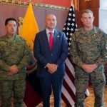 El Jefe del Comando Conjunto de las Fuerzas Armadas, General Henry Delgado, el Ministro de Defensa Nacional, Gian Carlo Loffredo y el Comandante del Comando Sur de los Estados Unidos, General Francis L. Donovan durante su visita en el Ecuador. Foto: Embajada de los Estados Unidos en Ecuador