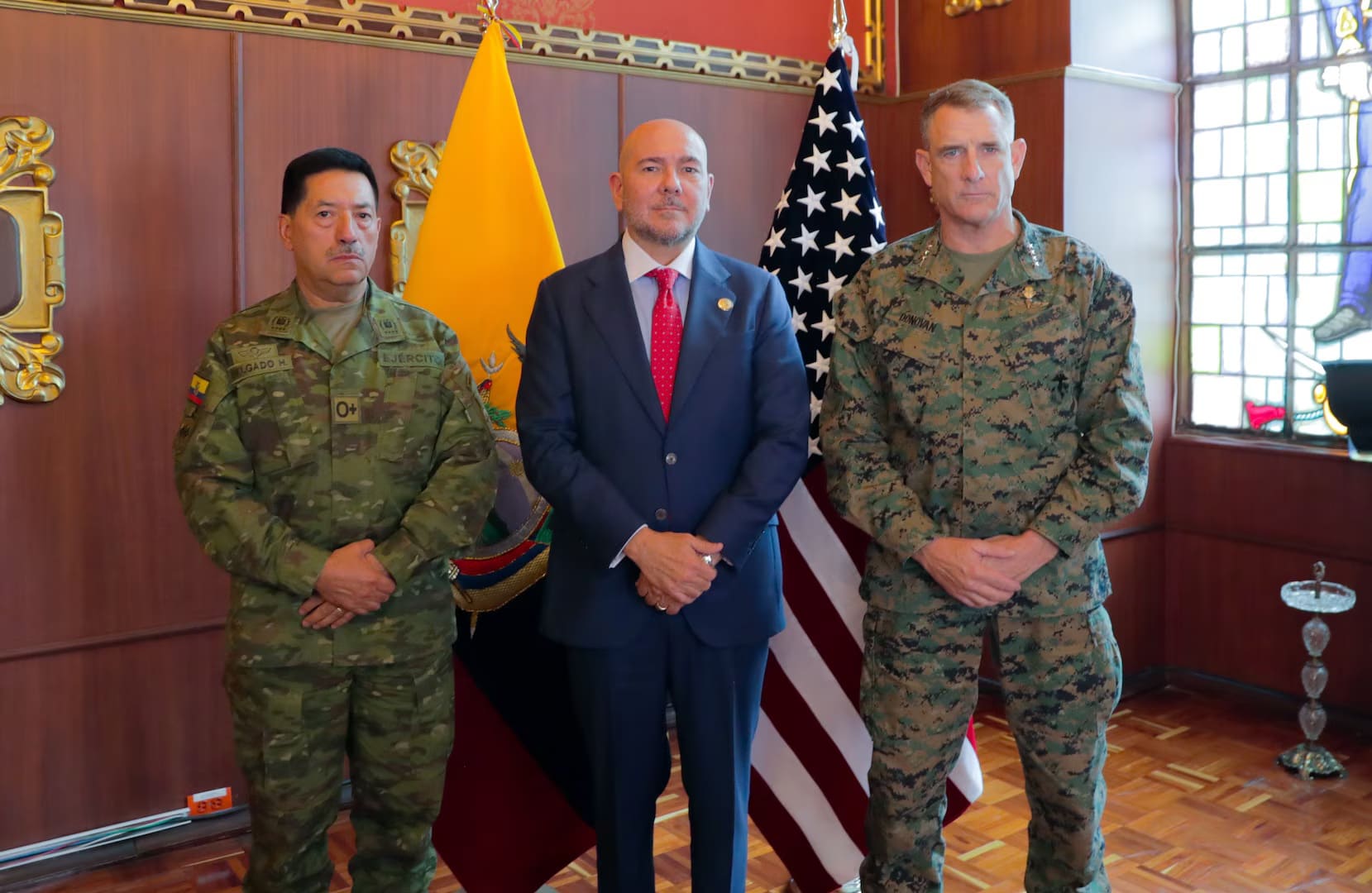 El Jefe del Comando Conjunto de las Fuerzas Armadas, General Henry Delgado, el Ministro de Defensa Nacional, Gian Carlo Loffredo y el Comandante del Comando Sur de los Estados Unidos, General Francis L. Donovan durante su visita en el Ecuador. Foto: Embajada de los Estados Unidos en Ecuador