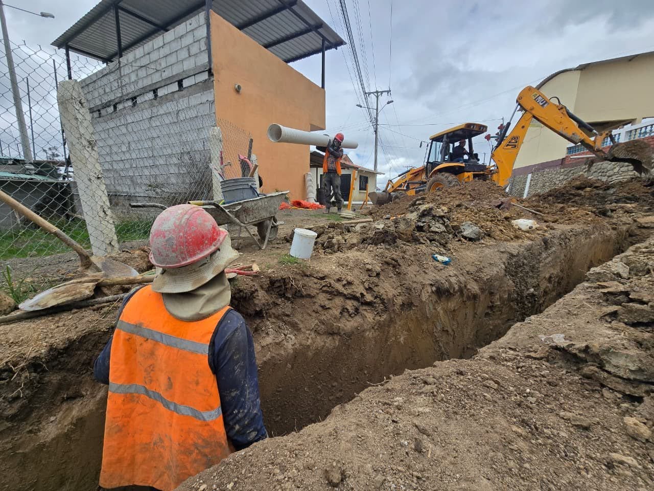 Obreros de Etapa realizarán una intervención que provocará la suspensión del servicio de agua potable. Foto: Etapa