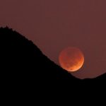Una luna naranja por un eclipse lunar visto desde Cuenca, el 8 de noviembre de 2022. Foto: Andrés Mazza para El Mercurio