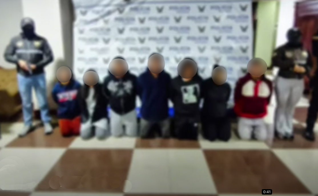 Entre los siete detenidos por conformar una presunta red de microtráfico en Gualaceo, constan tres adolescentes. /Cortesía
