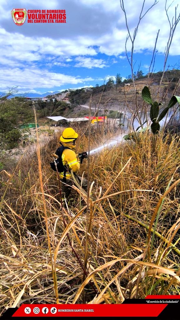 Bomberos Santa Isabel sofocan un incendio forestal.