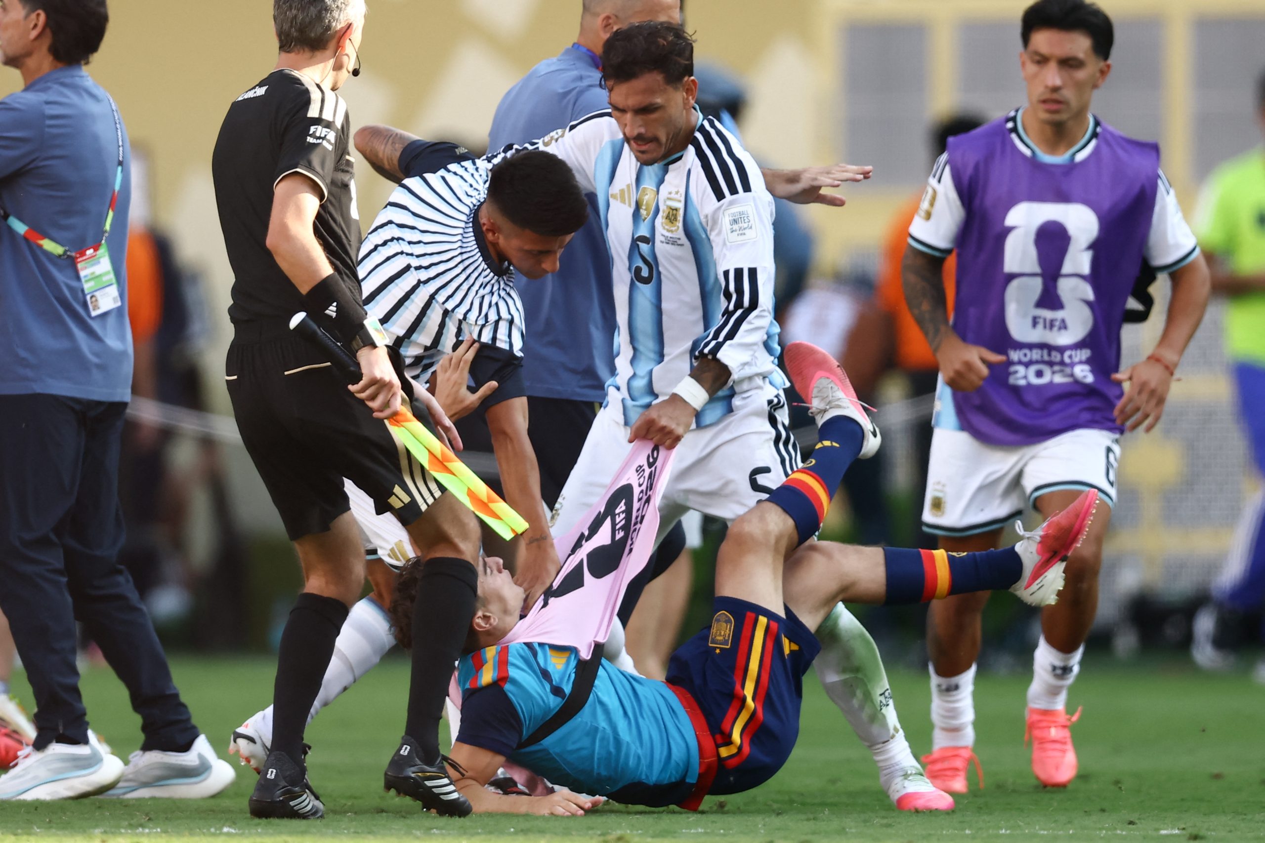 Leandro Paredes en su discusión con Gavi. Foto: AFP