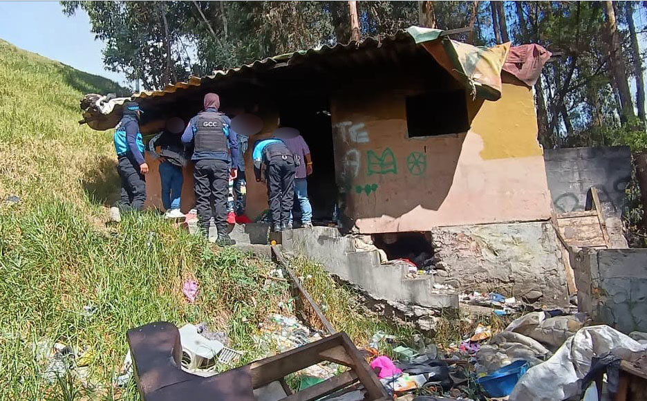 Un grupo de personas fue desalojado en el sector del puente de Milchichig por la Guardia Municipal. /Cortesía
