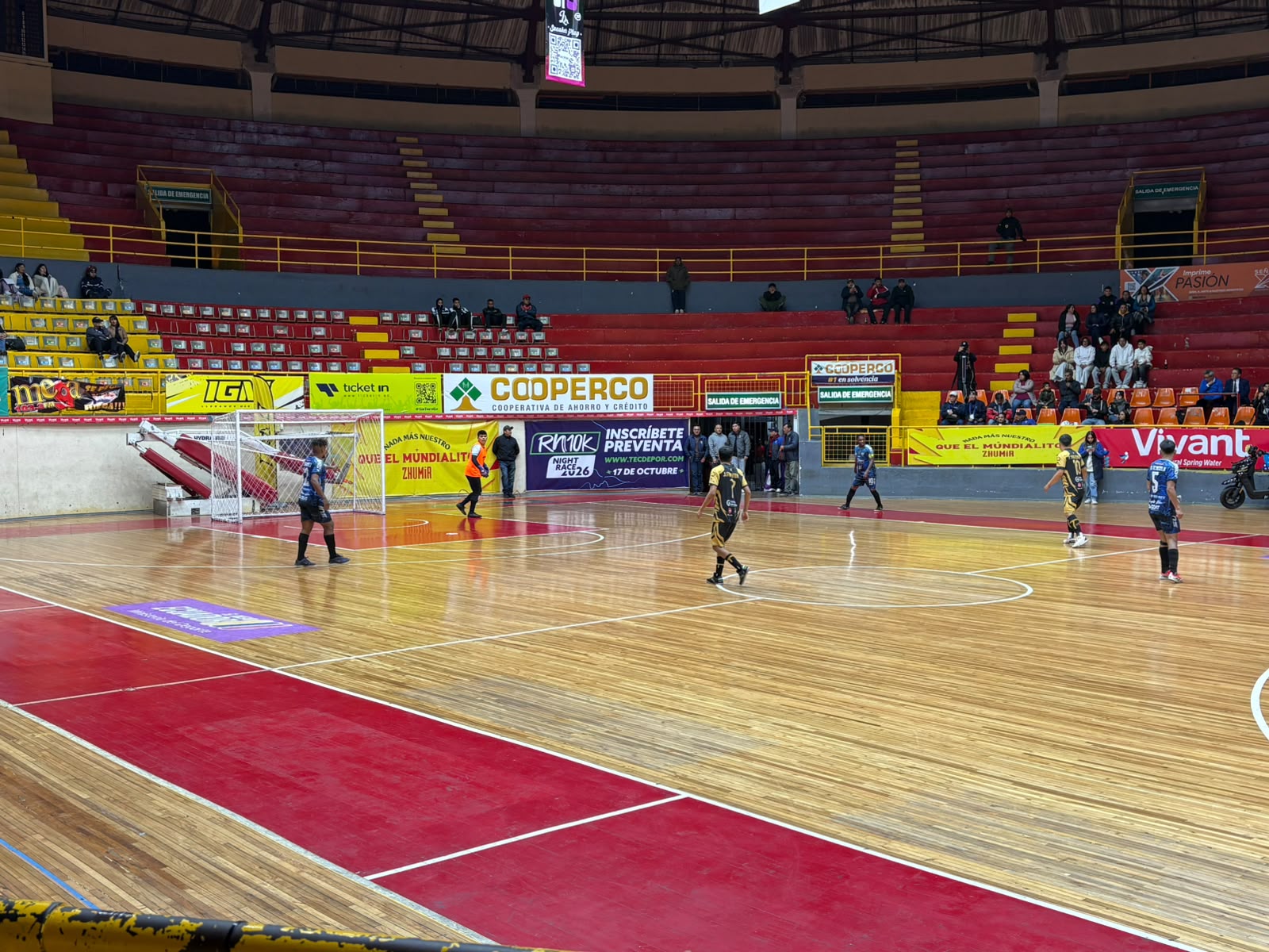 Partido entre 9 de Octubre y Jacarando en el Mundialito. Foto: El Mercurio