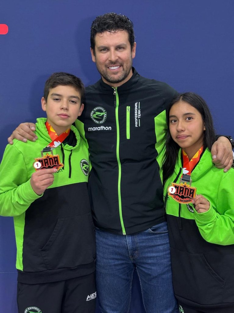 Josué y Xavier Enderica con Belén Campoverde. /Cortesía