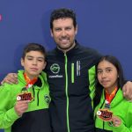 Josué y Xavier Enderica con Belén Campoverde. /Cortesía