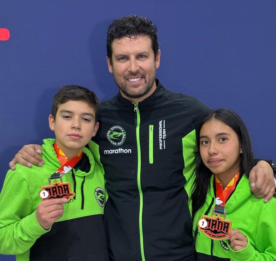 Josué y Xavier Enderica con Belén Campoverde. /Cortesía