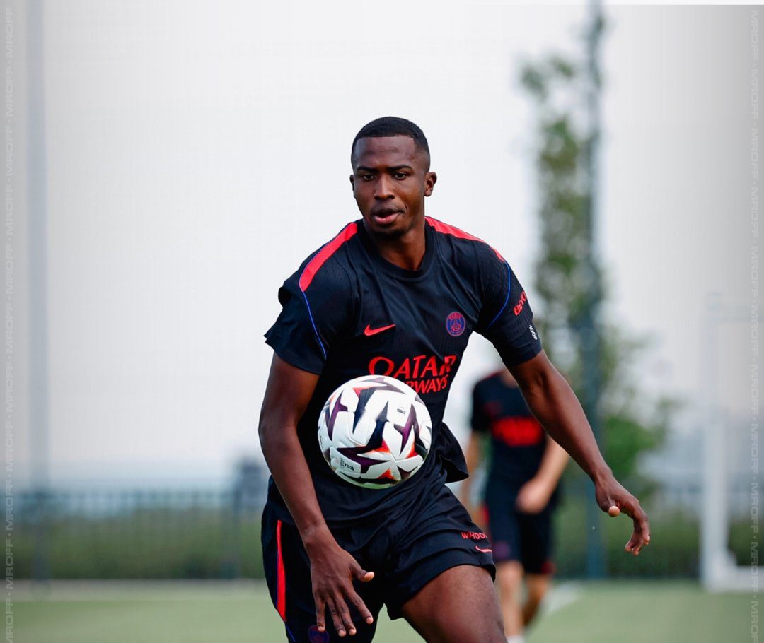 Willian Pacho en entrenamiento del PSG. Foto: PSG