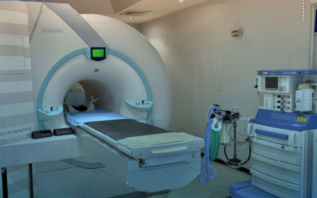 El quipo de resonancia magnética del Hospital José Carrasco Arteaga, del Seguro Social de Cuenca, se reactiva luego de permanecer apagado alrededor de dos meses. /Cortesía