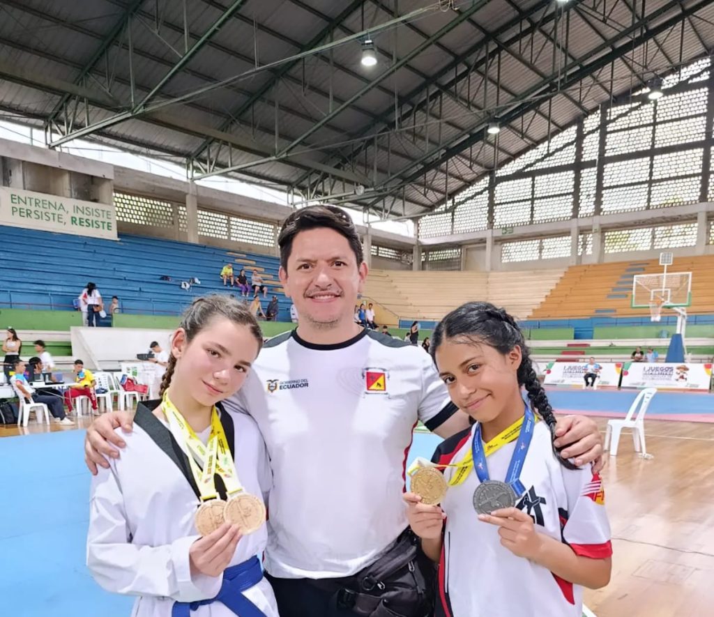 Fiorella Saavedra y Micaela Bacuilima con Guido Siguenza. Foto: Cortesía