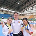 Fiorella Saavedra y Micaela Bacuilima con Guido Siguenza. Foto: Cortesía