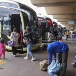 En la terminal terrestre de Cuenca ya rige los nuevos precios del pasaje de bus a otros cantones y provincias de Ecuador. Foto: El Mercurio