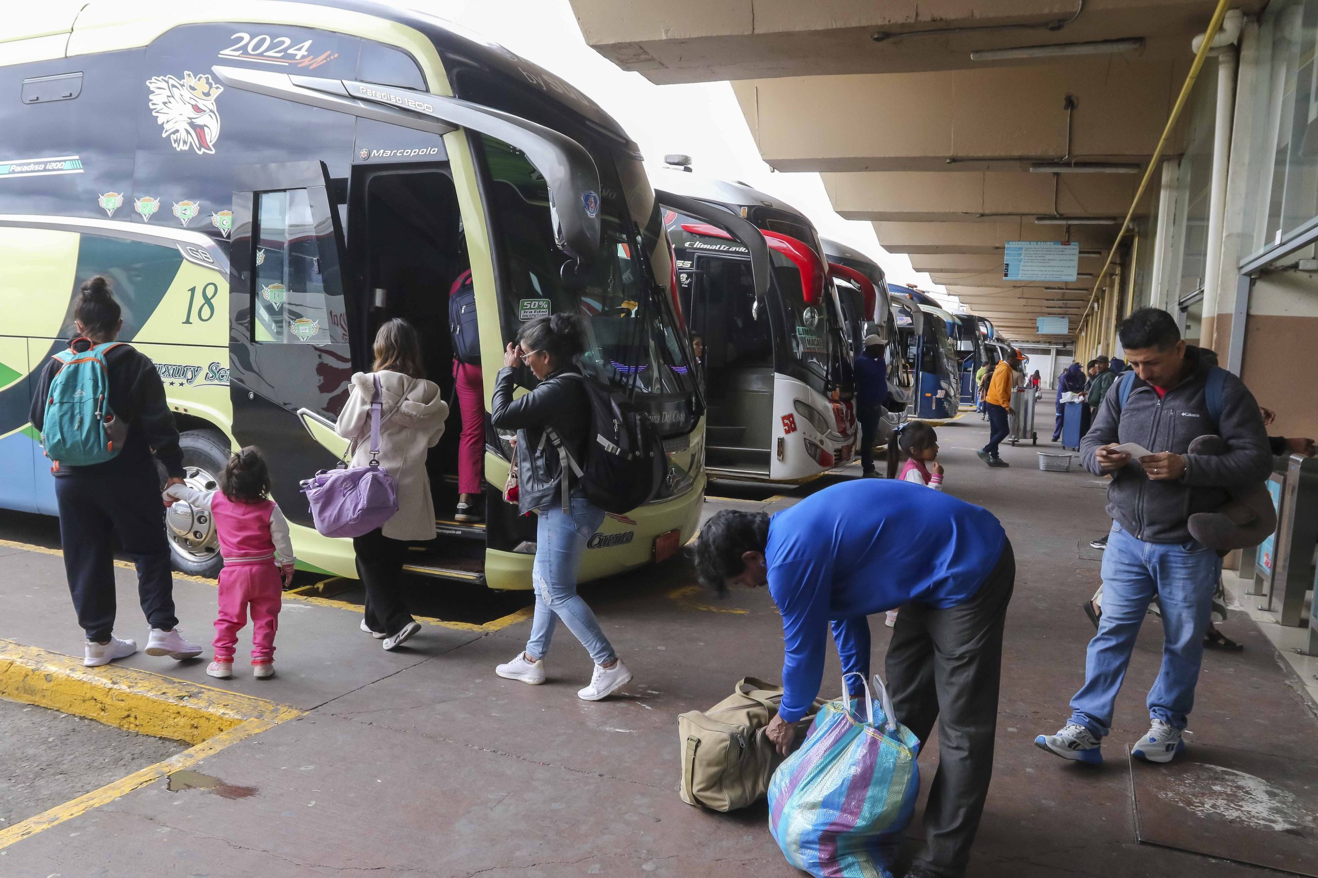 En la terminal terrestre de Cuenca ya rige los nuevos precios del pasaje de bus a otros cantones y provincias de Ecuador. Foto: El Mercurio