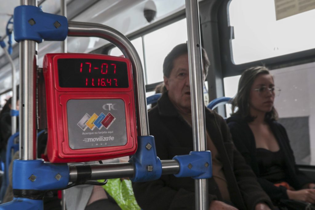 Usuarios de los buses públicos deben personalizar sus tarjetas. Foto: El Mercurio