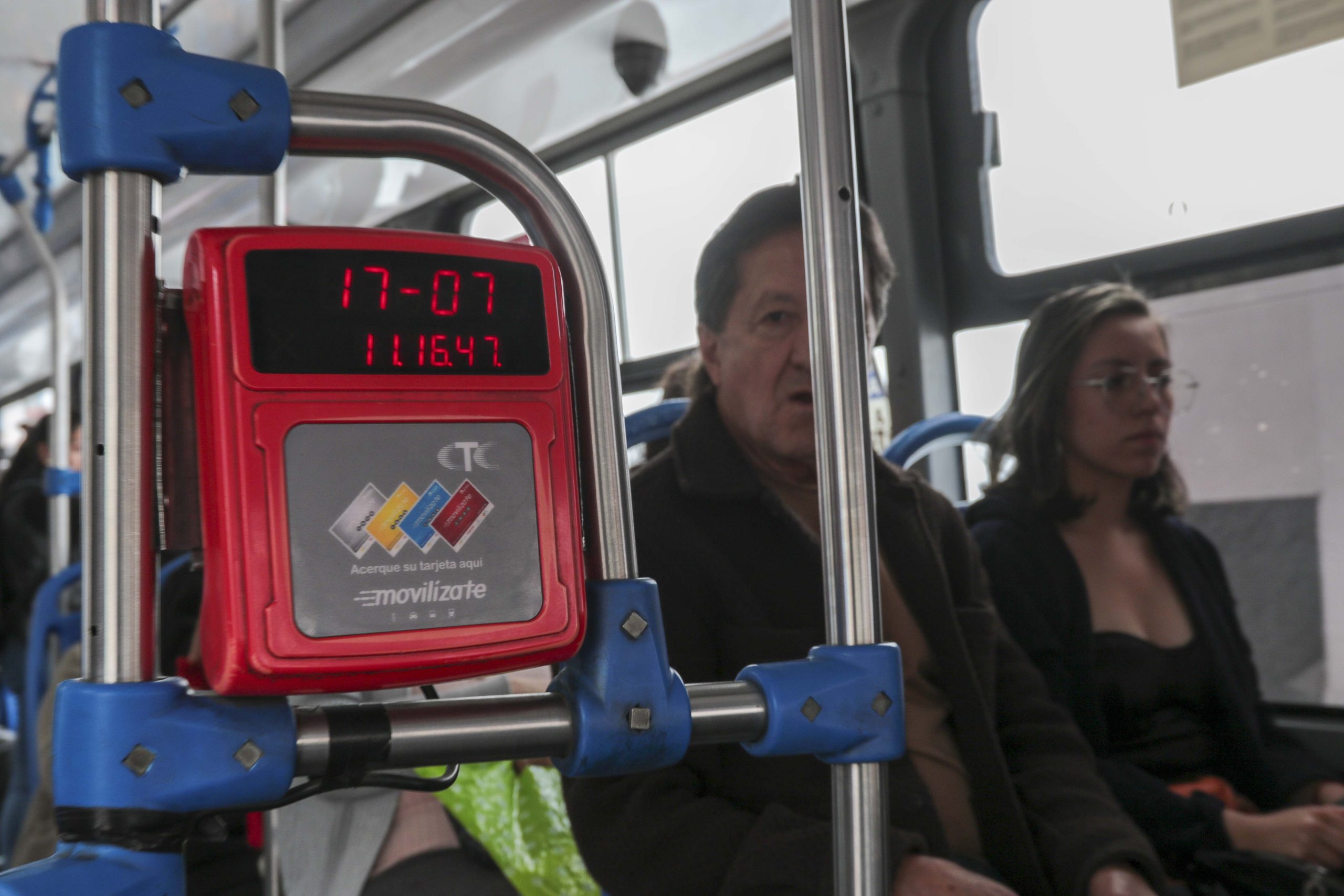 Usuarios de los buses públicos deben personalizar sus tarjetas. Foto: El Mercurio