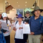 Representantes de organizaciones sociales de la ciudad entregaron un manifiesto dirigido al presidente Daniel Noboa, a través del gobernador Xavier Bermúdez. /Cortesía