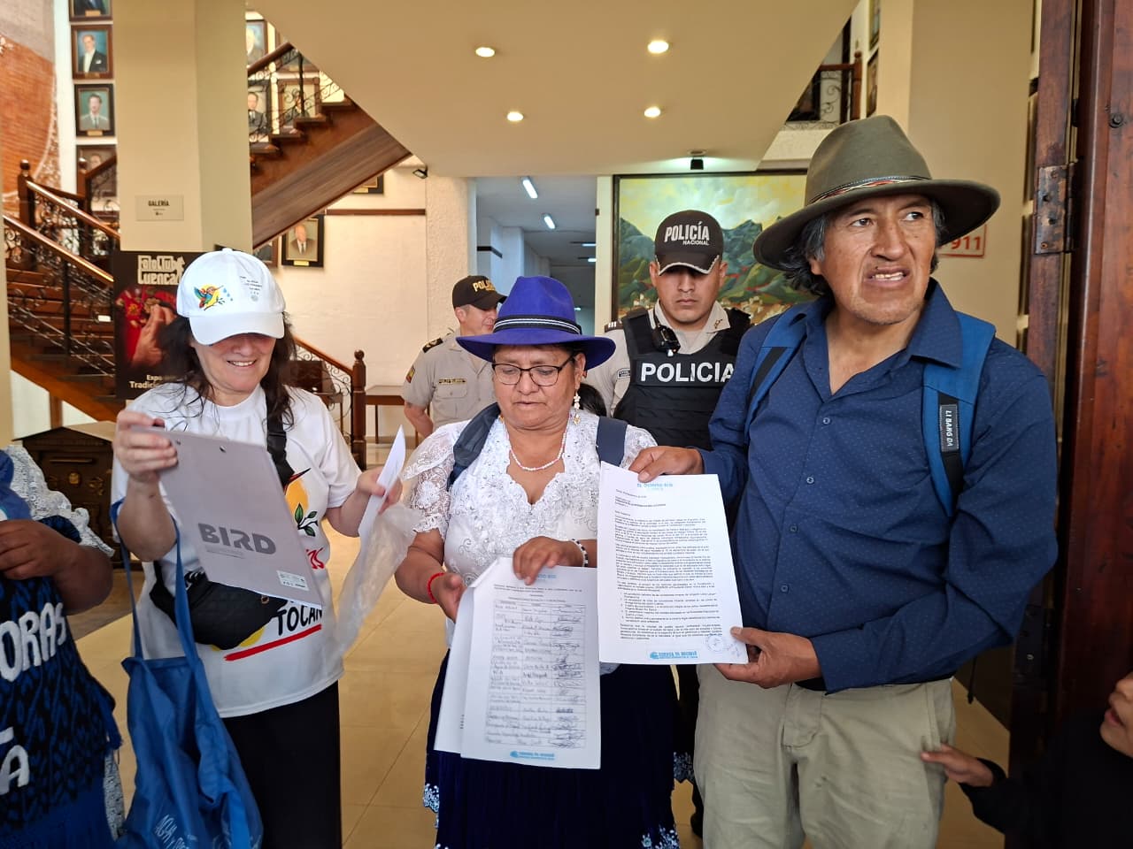 Representantes de organizaciones sociales de la ciudad entregaron un manifiesto dirigido al presidente Daniel Noboa, a través del gobernador Xavier Bermúdez. /Cortesía