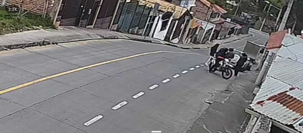 Dos sujetos en moto cometieron asaltos en varios sectores de Cuenca.
