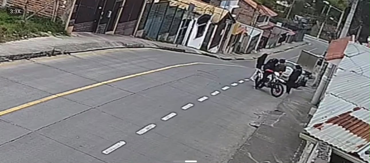 Dos sujetos en moto cometieron asaltos en varios sectores de Cuenca.