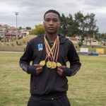 Stiven Méndez posa con las cinco medallas obtenidas en el Nacional de Atletismo Sub-18, en Cuenca. /JRO