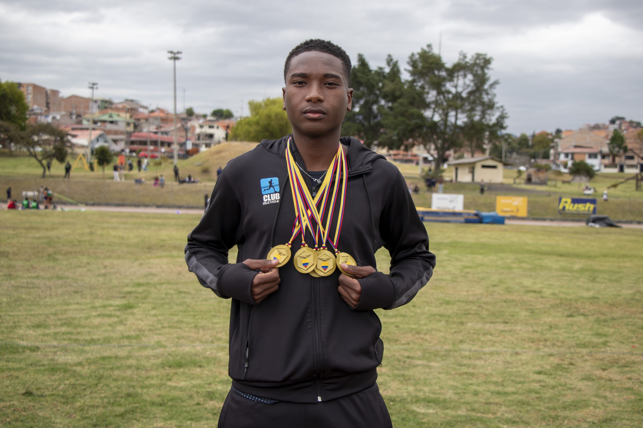 Stiven Méndez posa con las cinco medallas obtenidas en el Nacional de Atletismo Sub-18, en Cuenca. /JRO