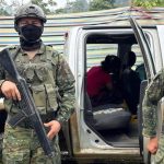 Mujer es detenida con 10.000 en efectivo durante operativo de las FF.AA. en Camilo Ponce Enríquez, en Bella Rica.