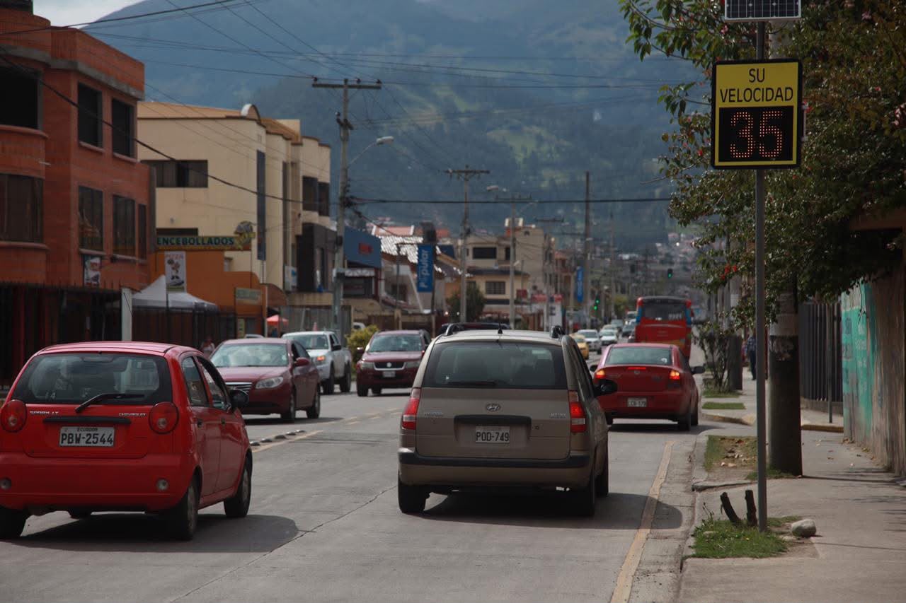 Hay un grupo de 10 radares de velocidad instalados en diferentes vías de Cuenca para controlar los límites y prevenir accidentes de tránsito.