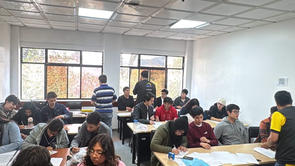 Los miembros de las JRV reciben capacitación sobre las fases que deberán cumplir durante la jornada electoral.