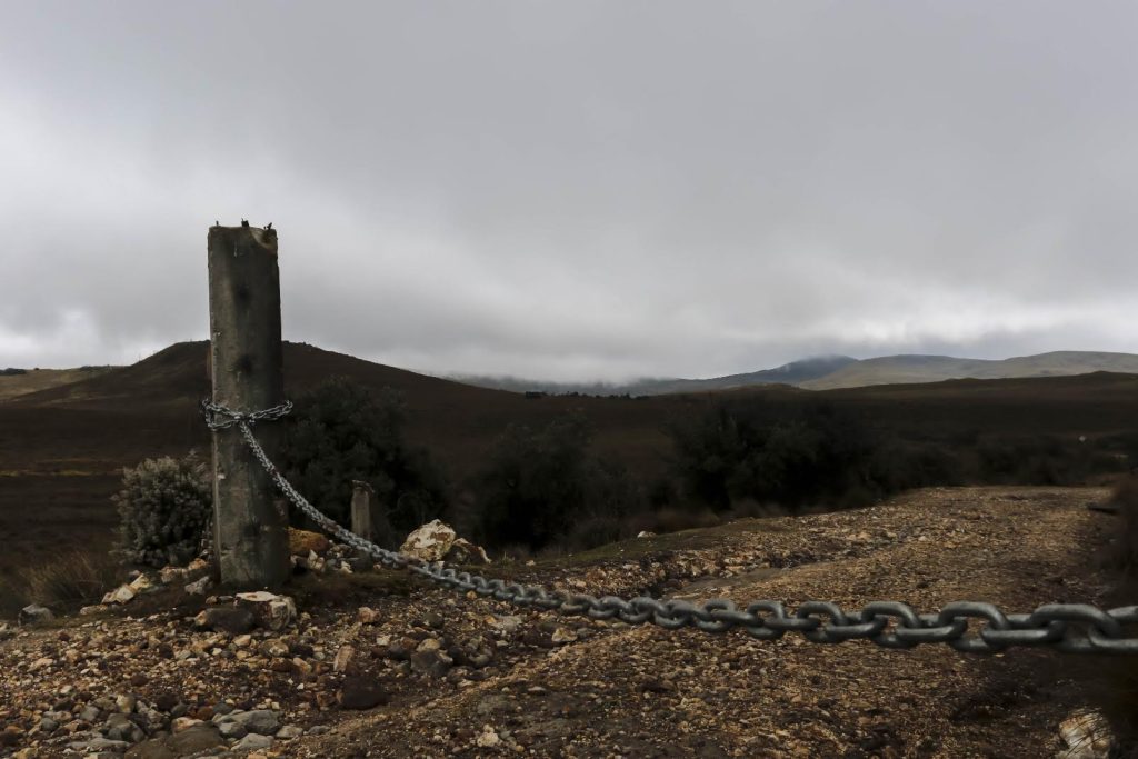 Una cadena impide el paso a una importante zona de páramo en Quimsacocha, provincia de Azuay.