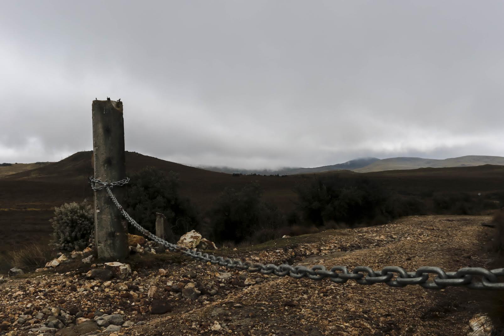 Una cadena impide el paso a una importante zona de páramo en Quimsacocha, provincia de Azuay.