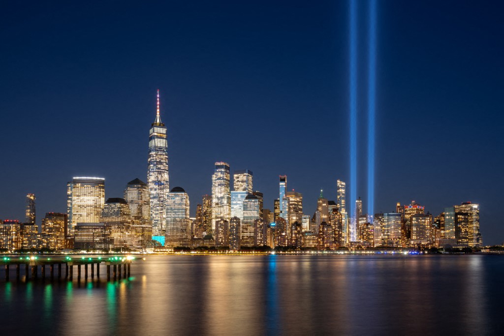 Dos haces de luz se encenderán este 11 de septiembre por los 25 años del atentado a las Torres Gemelas. Foto: AFP