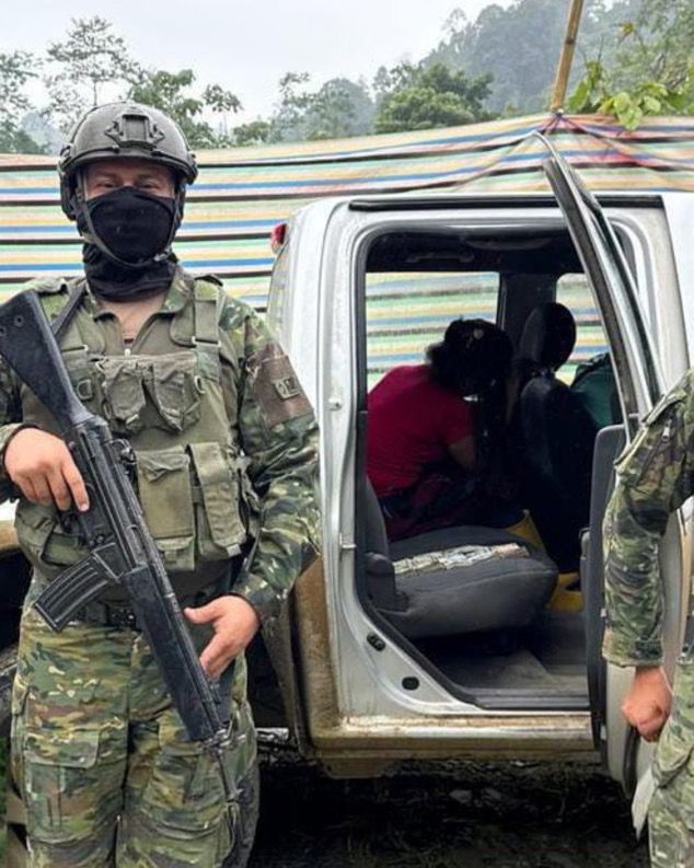 Mujer es detenida con 10.000 en efectivo durante operativo de las FF.AA. en Camilo Ponce Enríquez, en Bella Rica.