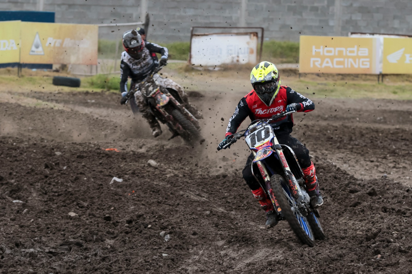 Andrés Feicán y Nicolás Merchán disputaron la primera manga de la categoría MX1A en Capulispamba. /XCA