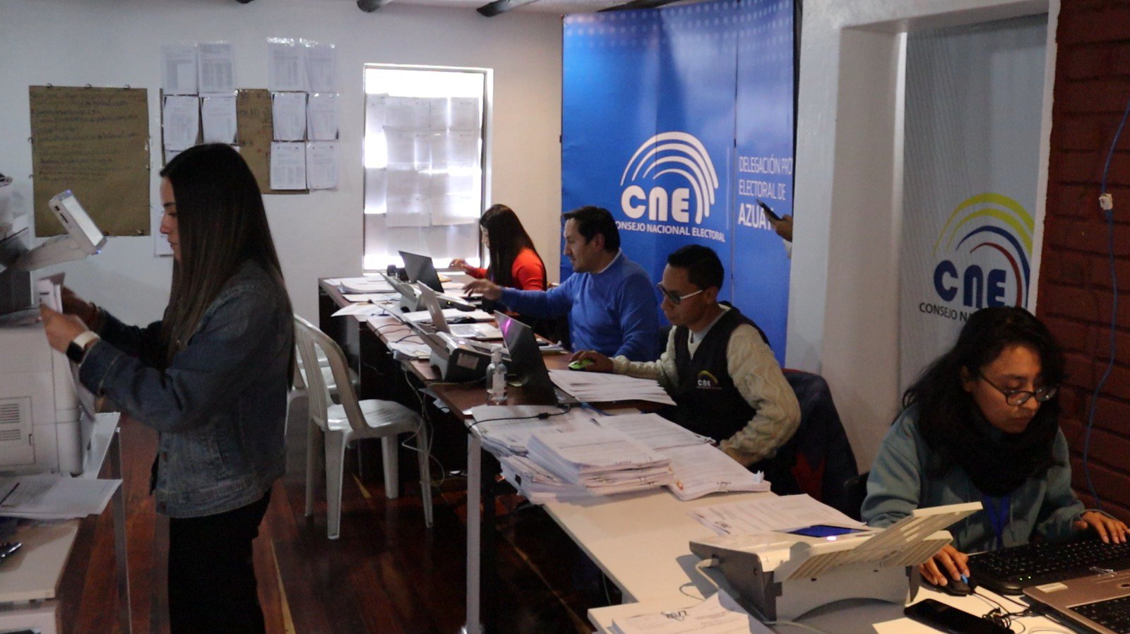 Representantes de la Junta Provincial Electoral de Azuay durante la calificación de las candidaturas. /Cortesía