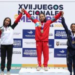 Génesis Lalvay (C) ganó la medalla de oro en los 2400 metros planos damas. /Cortesía