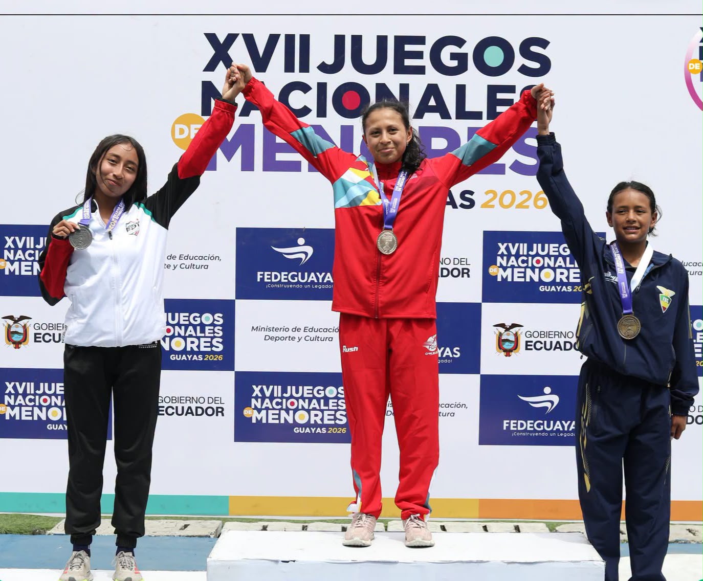 Génesis Lalvay (C) ganó la medalla de oro en los 2400 metros planos damas. /Cortesía