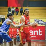 Maurice Walton, refuerzo extranjero de Cuenca Basket Club controla el balón /Cortesía