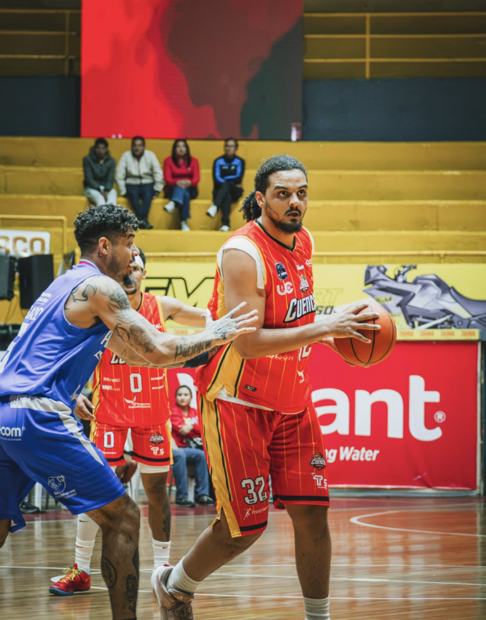 Maurice Walton, refuerzo extranjero de Cuenca Basket Club controla el balón /Cortesía