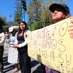 Un grupo de pacientes renales y familiares realizaron un plantón en Cuenca, el martes, 29 de septiembre de 2026, para exigir al Ministerio de Salud Pública (MSP) y al Instituto Ecuatoriano de Seguridad Social (IESS) el pago inmediato de las planillas atrasadas a los centros de diálisis. /API