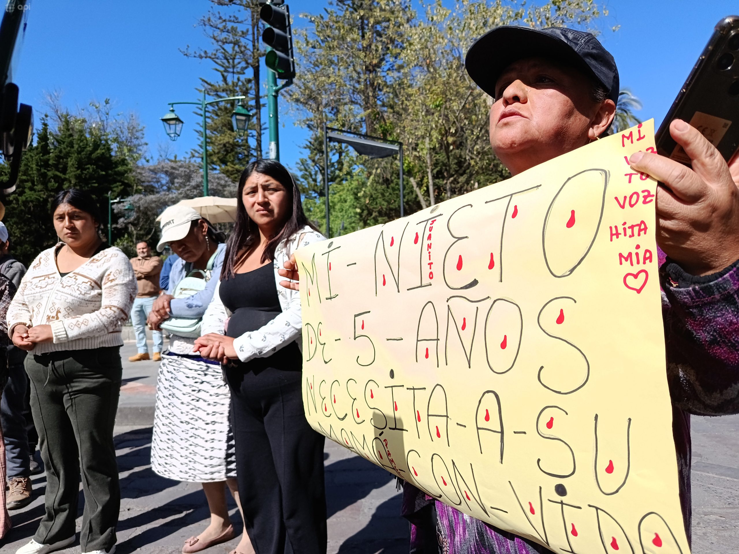 Un grupo de pacientes renales y familiares realizaron un plantón en Cuenca, el martes, 29 de septiembre de 2026, para exigir al Ministerio de Salud Pública (MSP) y al Instituto Ecuatoriano de Seguridad Social (IESS) el pago inmediato de las planillas atrasadas a los centros de diálisis. /API