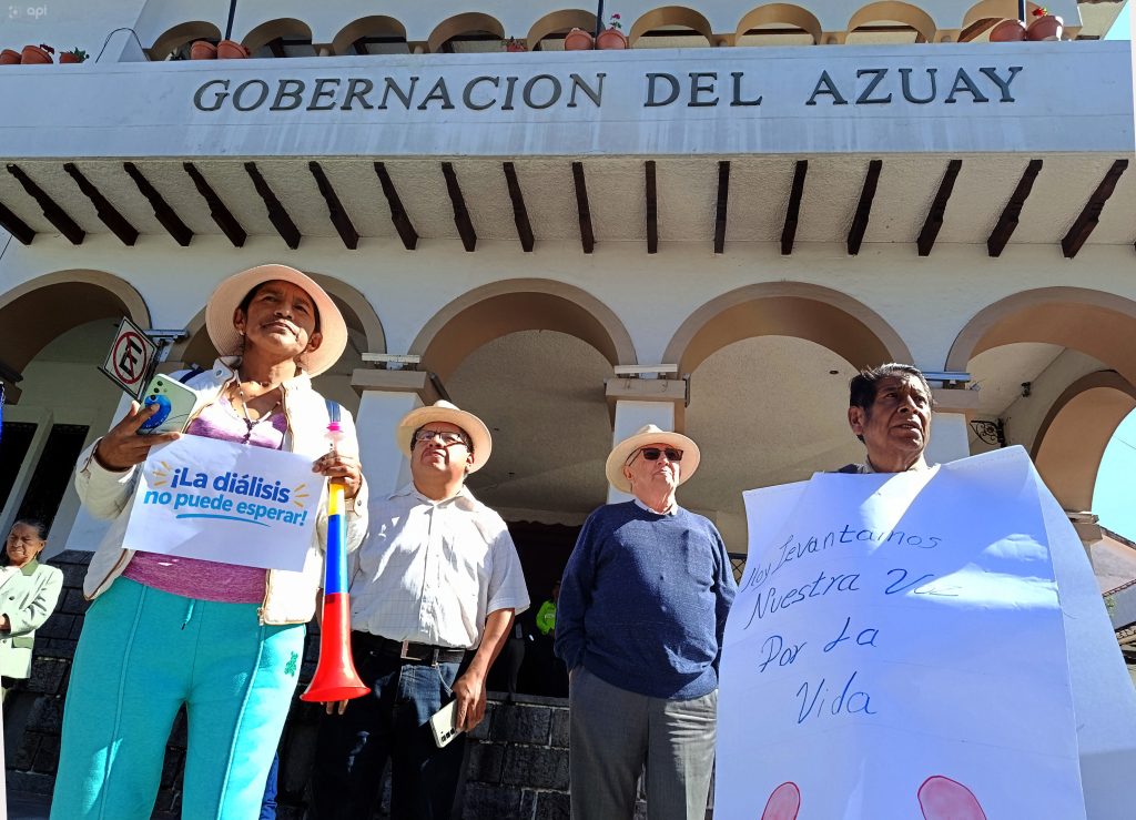 Pacientes que requieren diálisis, nuevamente protagonizaron acciones en la Gobernación del Azuay para pedir el pago a las empresas que realizan sus tratamientos. /API