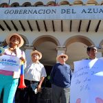 Pacientes que requieren diálisis, nuevamente protagonizaron acciones en la Gobernación del Azuay para pedir el pago a las empresas que realizan sus tratamientos. /API
